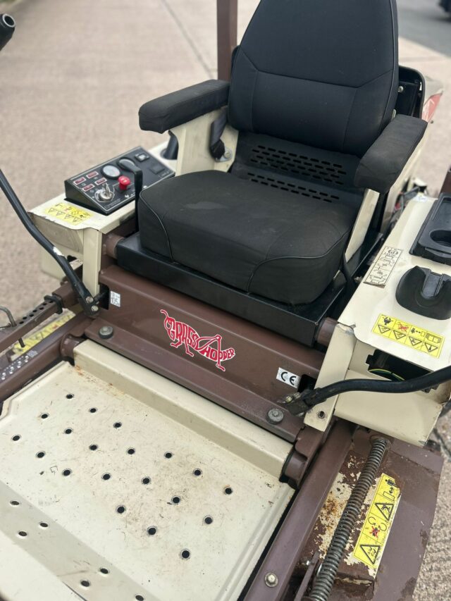 T2037357 GRASSHOPPER 321 ZERO TURN MOWER