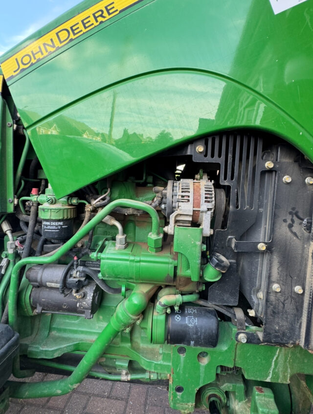 John Deere 5055E