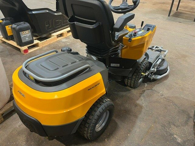 GM035583 NEW STIGA 900WX PARK PRO MOWER.