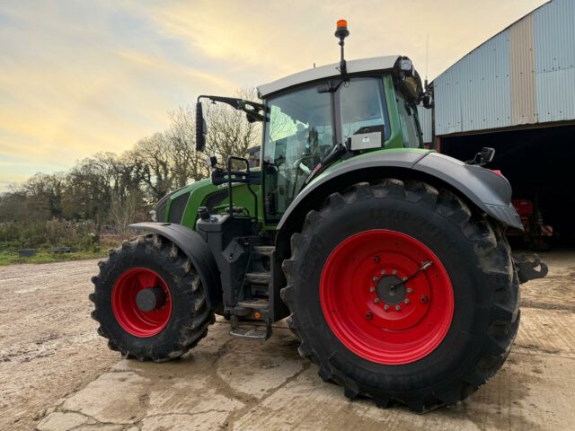 One- 2019 Fendt 828 Profi Plus Tractor