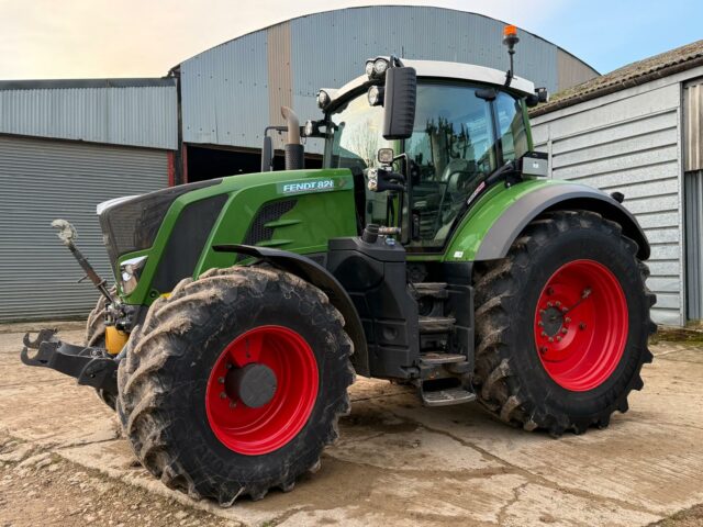 One- 2019 Fendt 828 Profi Plus Tractor