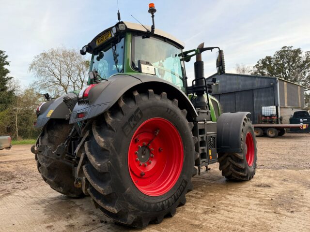 One- 2019 Fendt 828 Profi Plus Tractor