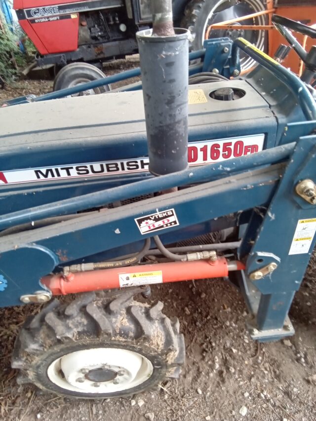 Compact tractor