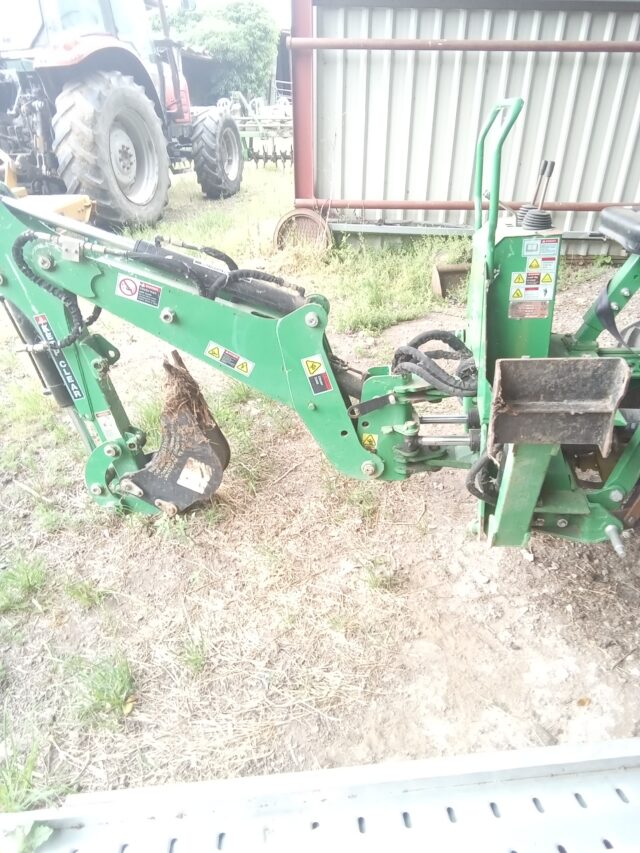 Compact tractor