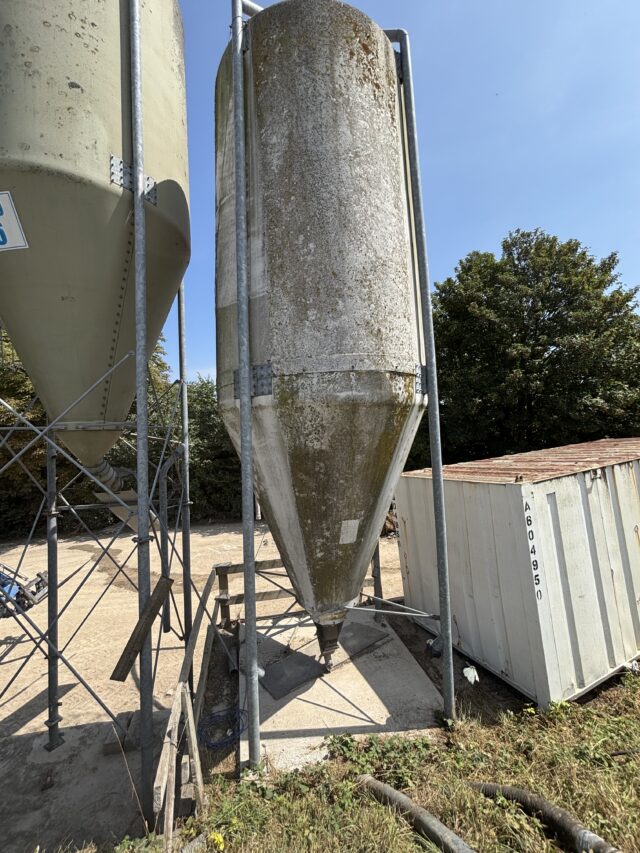 15 Ton silo with auger