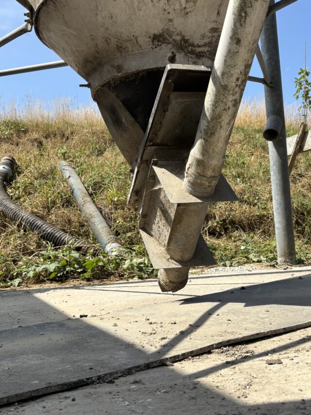 15 Ton silo with auger