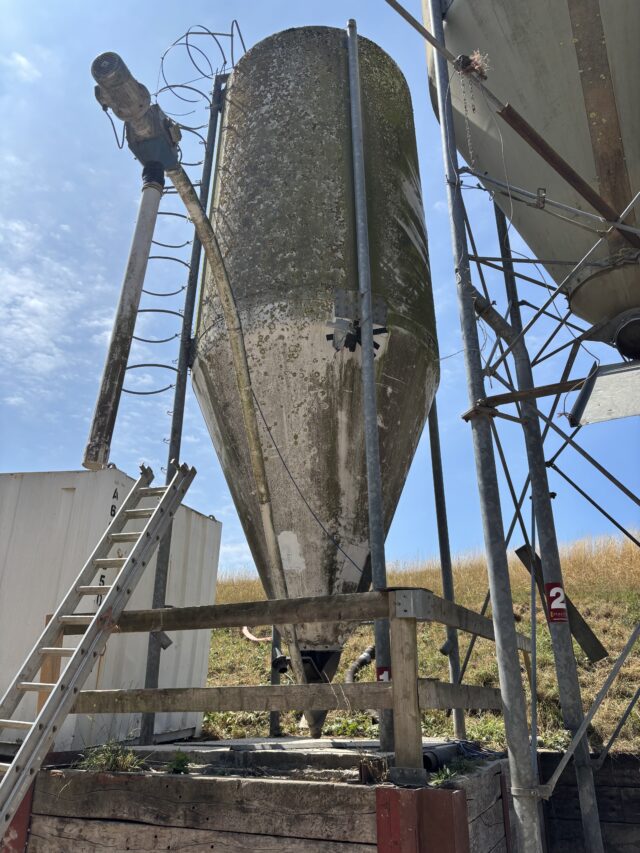 15 Ton silo with auger