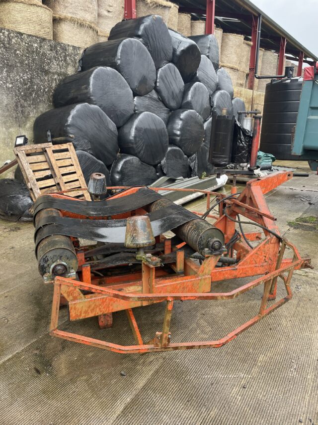 Round bale wrapper