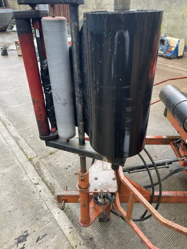 Round bale wrapper
