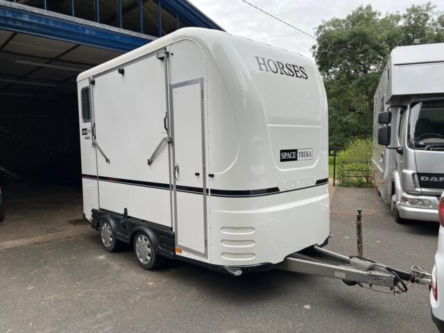 2M041285 EQUI-TREK SPACE-TREKA HORSE BOX