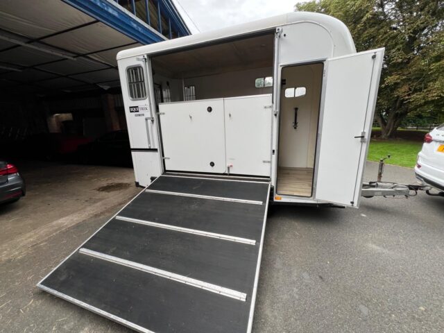 2M041285 EQUI-TREK SPACE-TREKA HORSE BOX