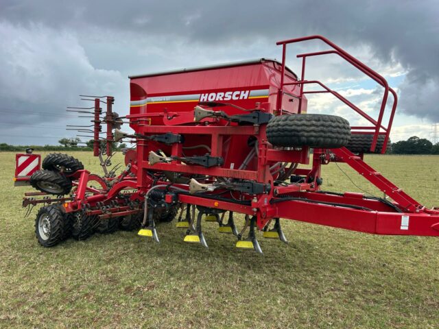 One- 2011 Horsch Sprinter 4ST 4m drill