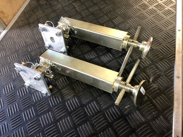 GM36848B KX0227 PROPS / IFOR WILLIAMS