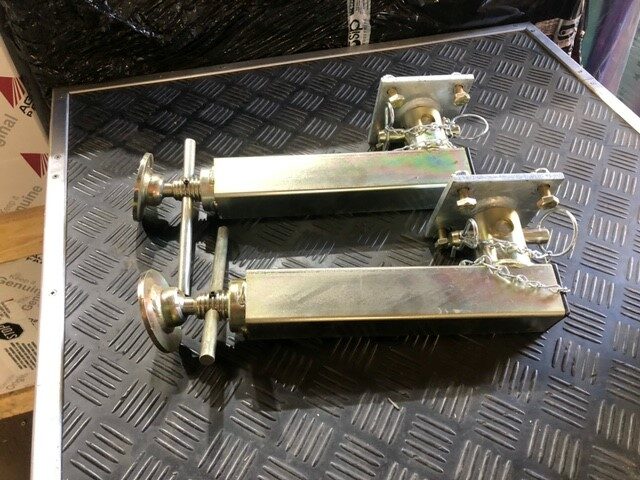 GM36848B KX0227 PROPS / IFOR WILLIAMS