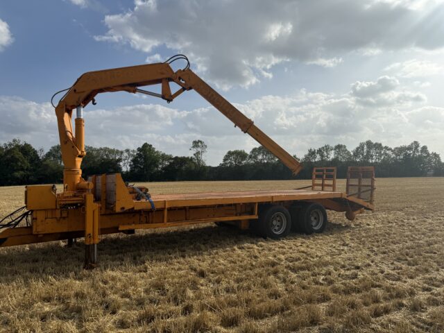 Low loader trailer with hiab