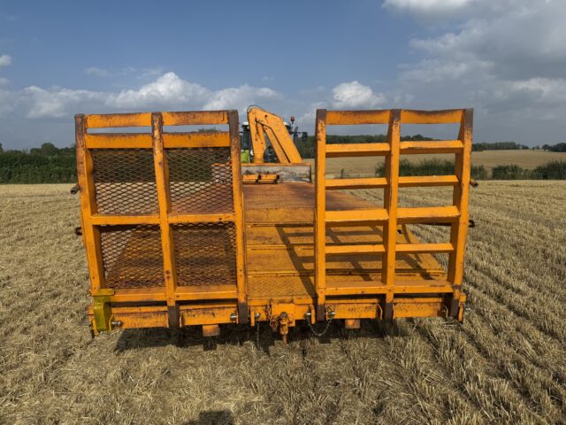 Low loader trailer with hiab
