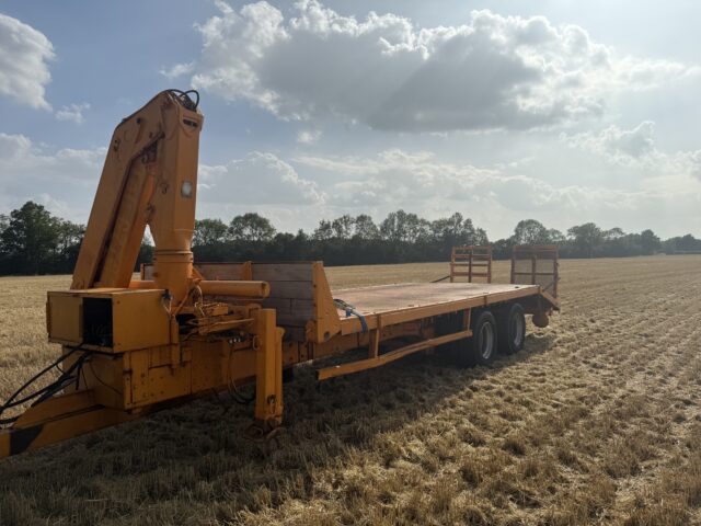 Low loader trailer with hiab