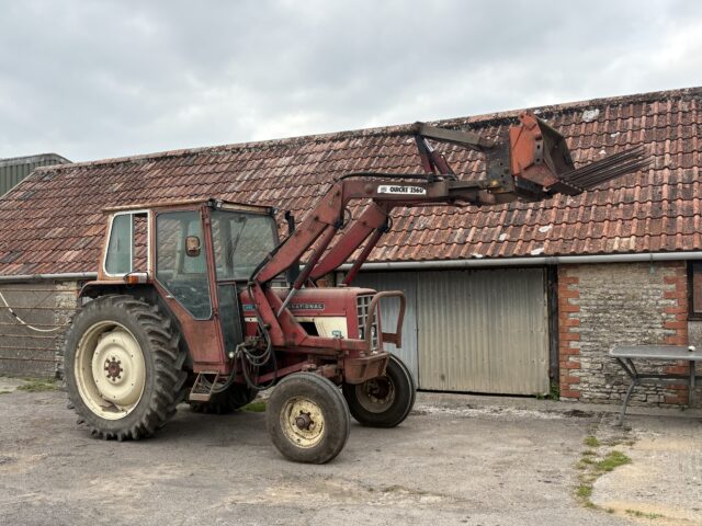 International 475 with Quicke 2560