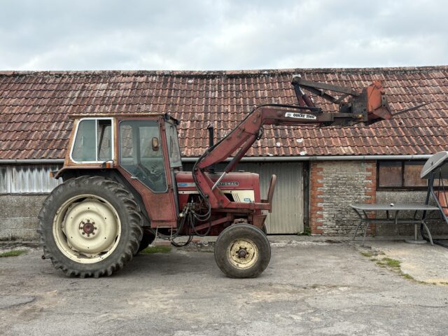 International 475 with Quicke 2560