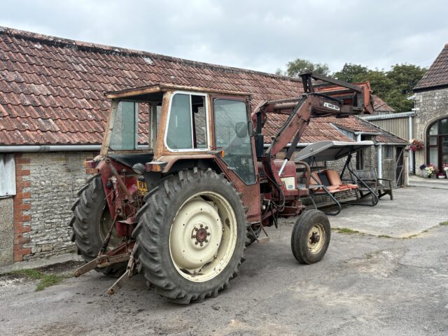 International 475 with Quicke 2560