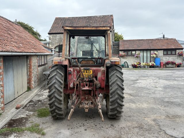 International 475 with Quicke 2560