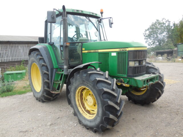 John Deere 6810