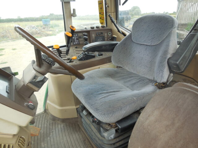 John Deere 6810