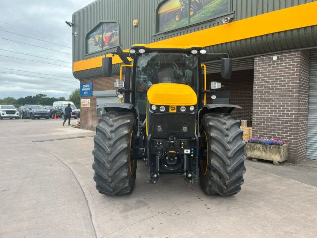 JCB FASTRAC 4220 (Ex Hire)