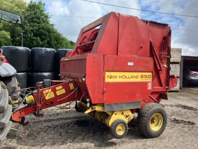 NEW HOLLAND 650 ROUND BALER