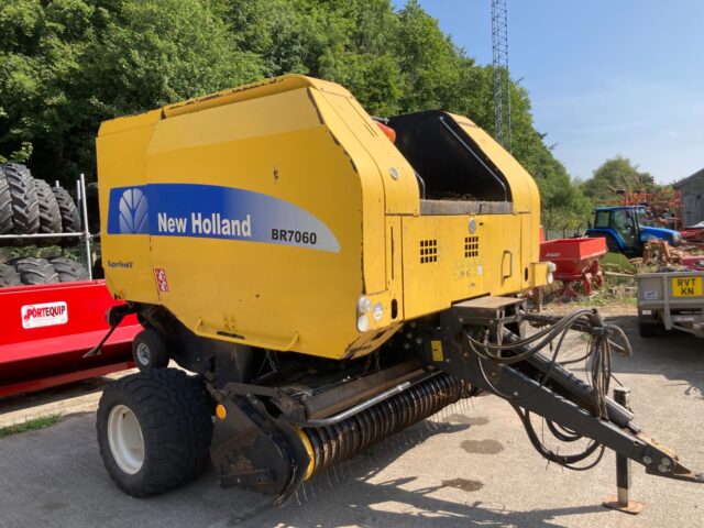 NEW HOLLAND BR7080 BALER
