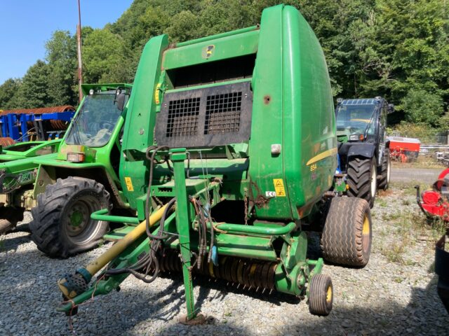 JOHN DEERE 854 BALER