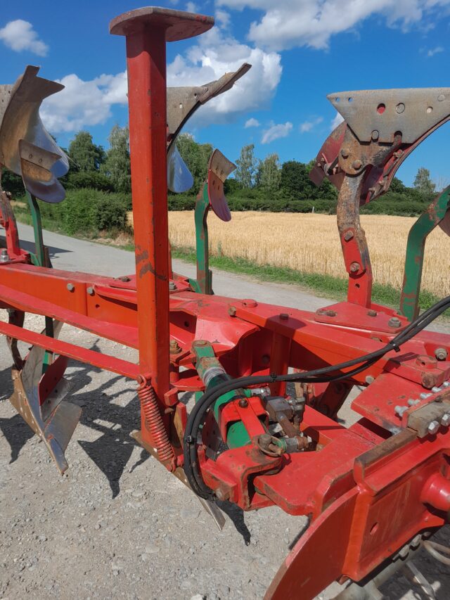 Kverneland 5 furrow reversible plough