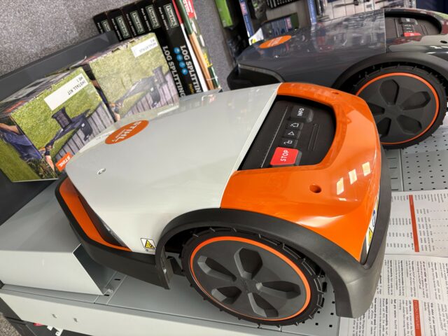 2M041047 STIHL IMOW 7 ROBOTIC MOWER.