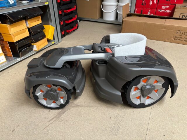 2M041070 HUSQVARNA AUTOMOWER 435X MOWER