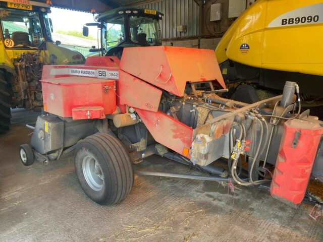 TA004909 2023 MF1842 SMALL SQUARE BALER