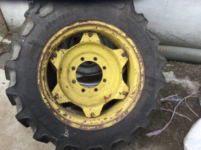 John Deere 2850 tyres