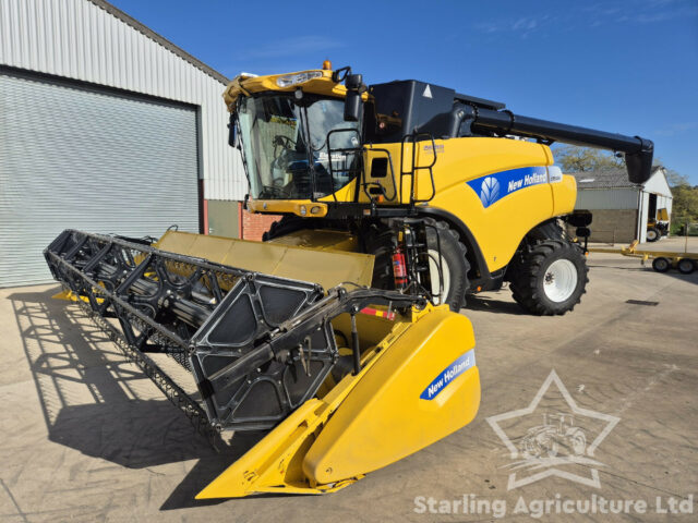 New Holland CR9060 Elevation 4WD Combine