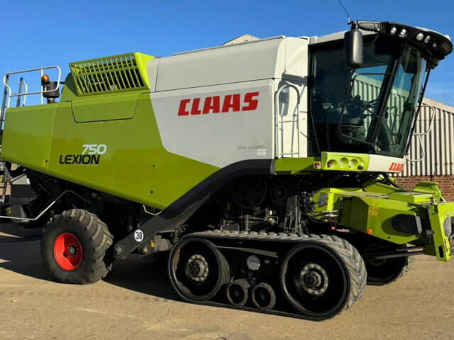 CLAAS LEXION 750TT and VARIO 900