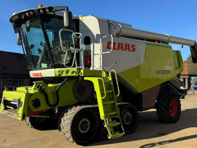 CLAAS LEXION 750TT and VARIO 900