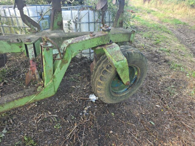 Dowdeswell DP1 crawler plough