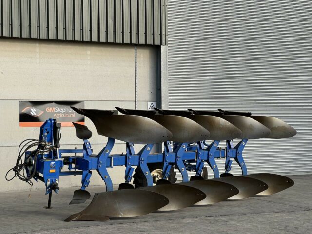 NEW HOLLAND PLOUGH