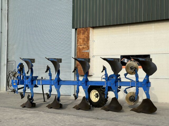 NEW HOLLAND PLOUGH