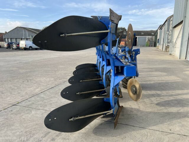 NEW HOLLAND PLOUGH