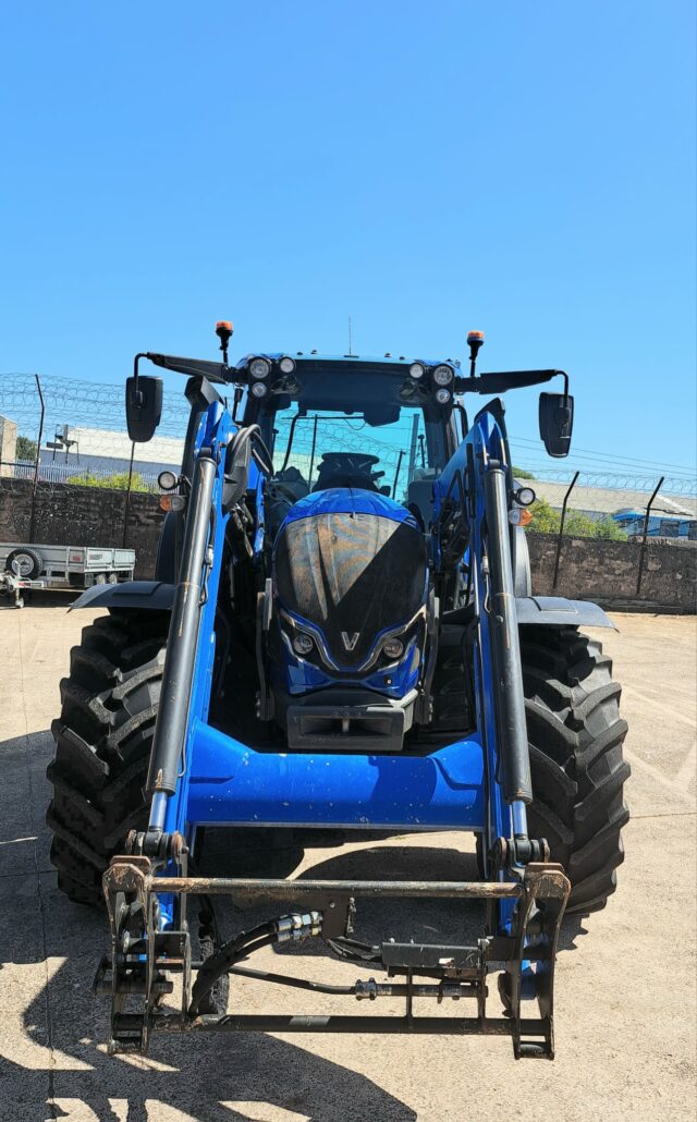 VALTRA N175 A TRACTOR AND MX LOADER