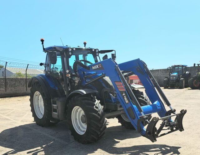 VALTRA N175 A TRACTOR AND MX LOADER