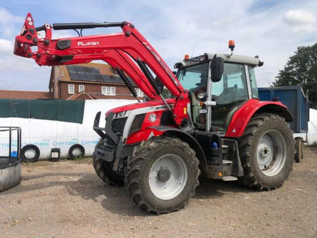 T2038241 MF6S.135E TRACTOR & LOADER