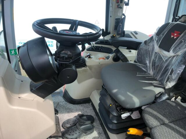 T2038241 MF6S.135E TRACTOR & LOADER