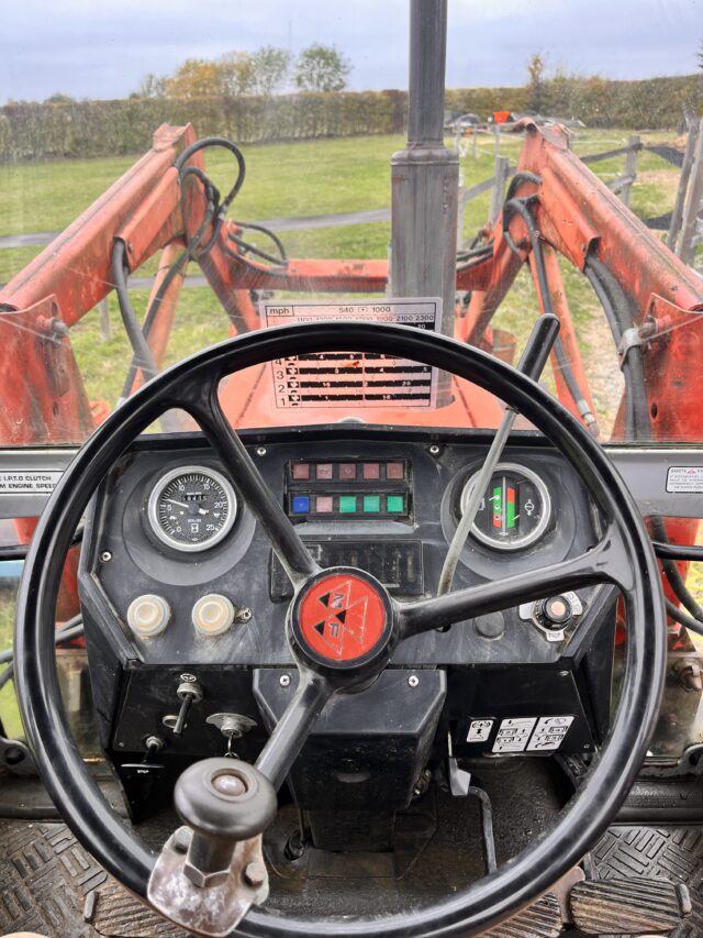 Massey Ferguson 675 1984 with MF Loader