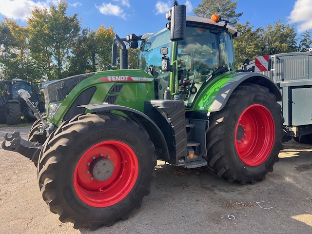 FE000424 FENDT 724 VARIO GEN6 TRACTOR
