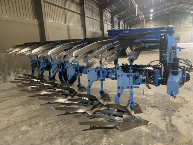 Lemken Juwel 8 V 6 furrow plough